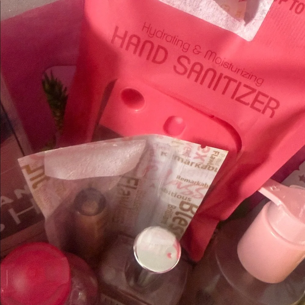 Makeup Gift Set with Pink and White Accents. Over 200$ in ultra products